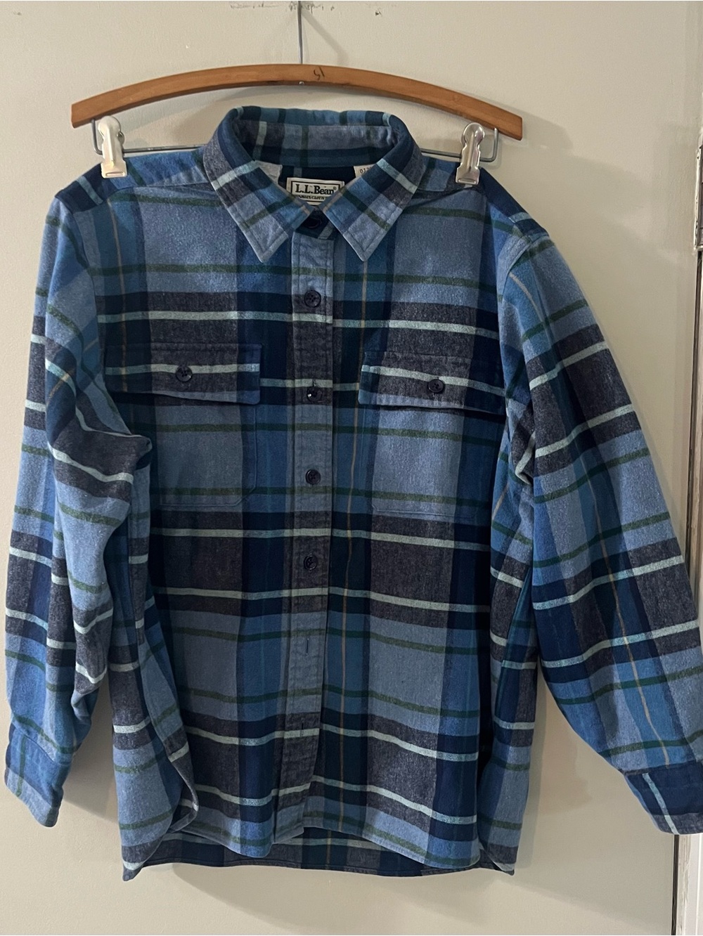 L.L. Bean Women's Chamois Cloth Shirt in Navy Blue Plaid Flannel, Size Large
